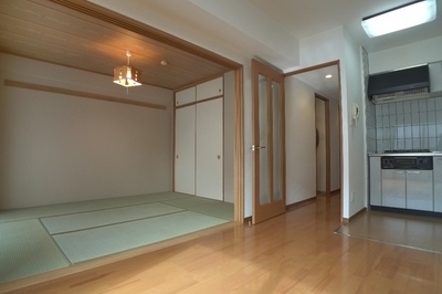 Living and room. ◆ Spacious living room ◆
