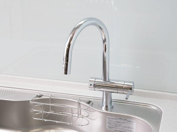 Kitchen.  [Built-in water purifier with complex faucet] Beautiful gooseneck type Grohe, Inc. has developed a CLEANSUI. Water purification ・ hot water ・ water ・ It is a complex faucet that are integrated hand shower.