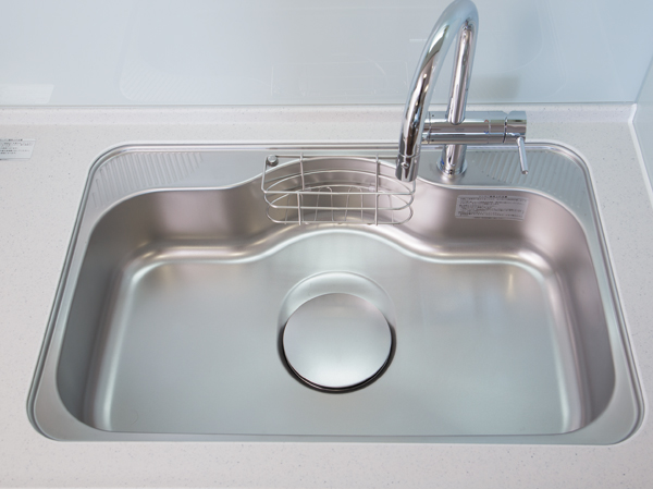 Kitchen.  [wide ・ Quiet specification sink] On the back of the sink is a sink of the silent type which has been subjected to vibration damping materials to reduce the vibration. Relieve the sound of water wings.