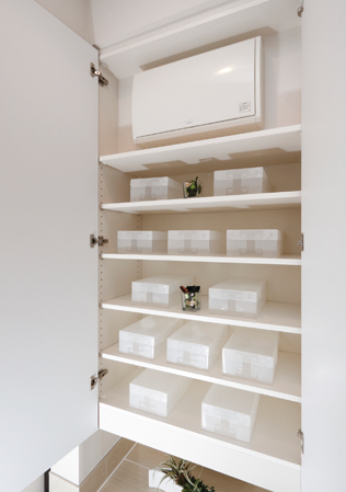 Other.  [Shoes closet] Shoe closet that can be neatly stored the shoes. Since the shelves can be adjusted in height, You can also tall shoes and boots comfortably accommodated. (All published in the room photo model Room J type)