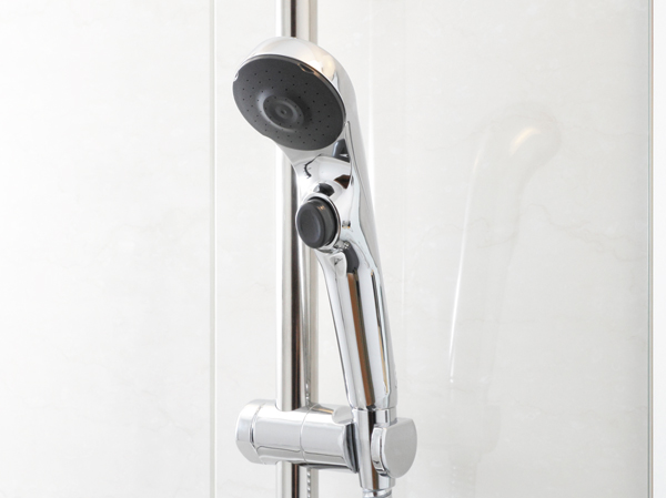 Bathing-wash room.  [Sliding shower bar] Slide bar that can be freely adjusted the height of the shower. Shower head, ON of water at hand ・ You can control the OFF.