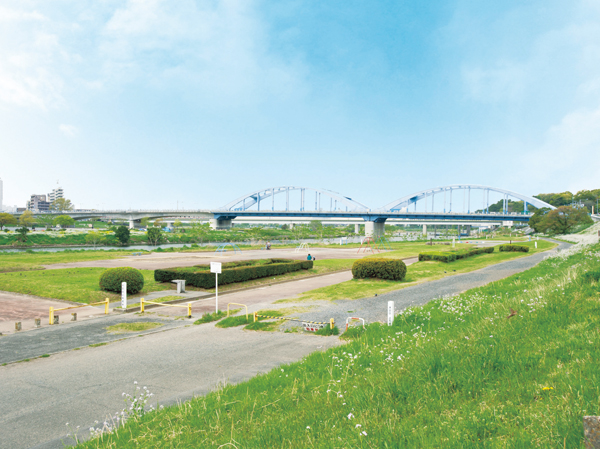 Surrounding environment. Tama River / About 1270m