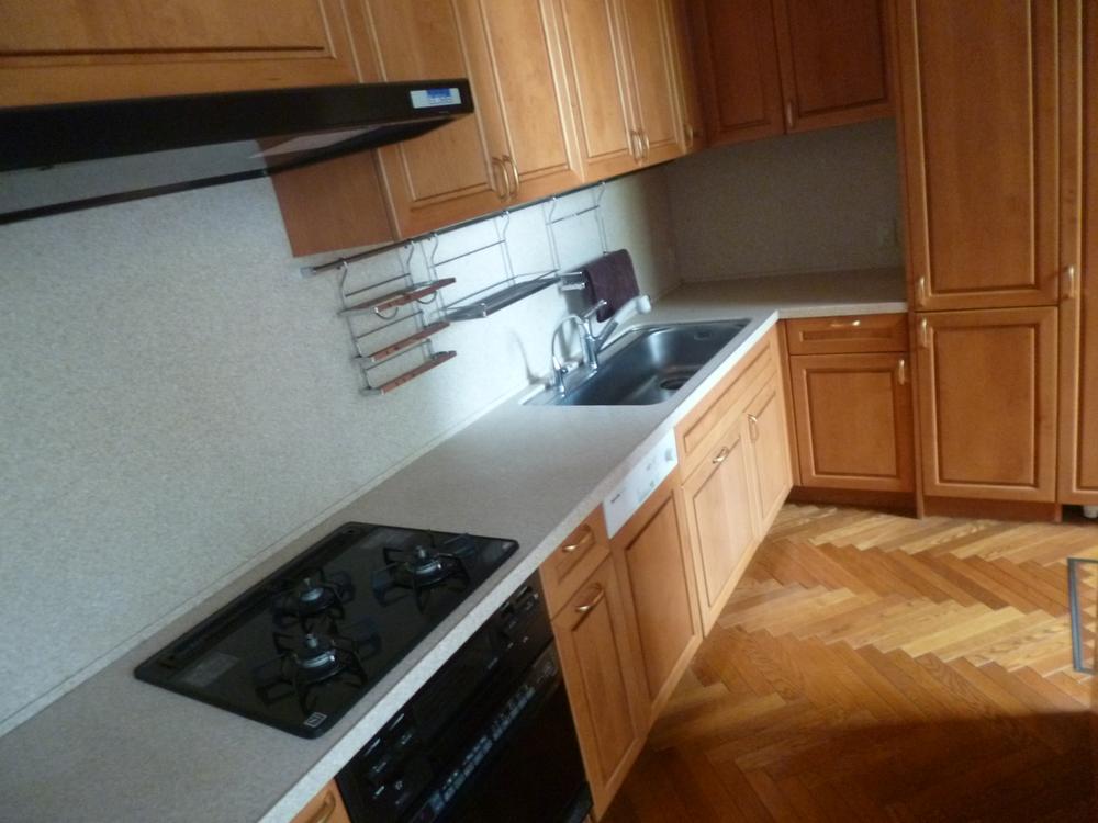Kitchen. It contains the light from the back door to the kitchen. counter ・ Dishwasher ・ There is a microwave oven.