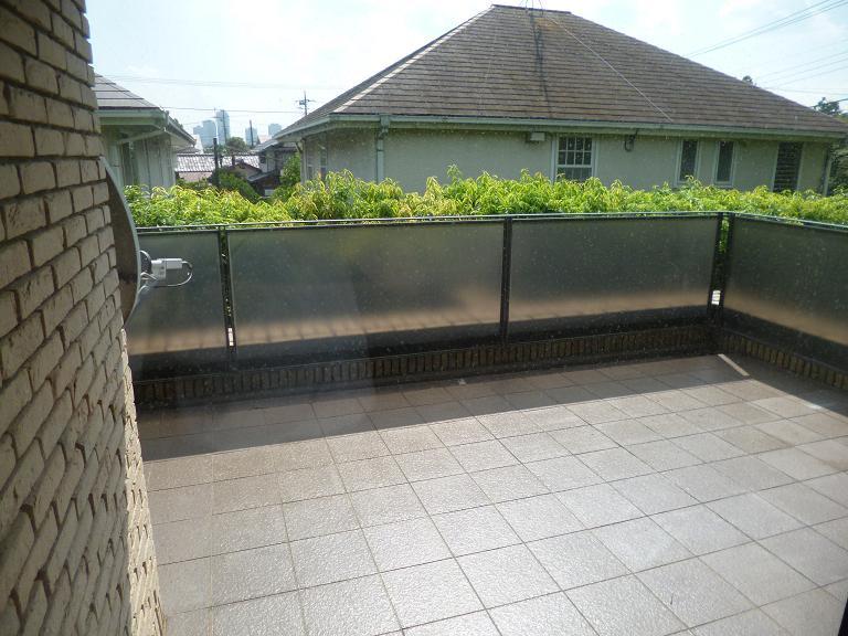 Balcony. South-facing roof terrace. Please enjoy, such as gardening.