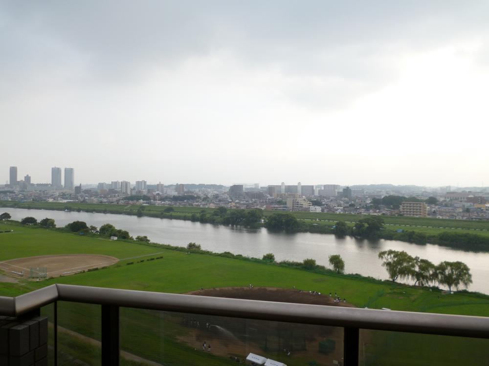 View photos from the dwelling unit. View from the balcony. Cool wind through the Tama River, We full of sense of openness. (August 2013) Shooting