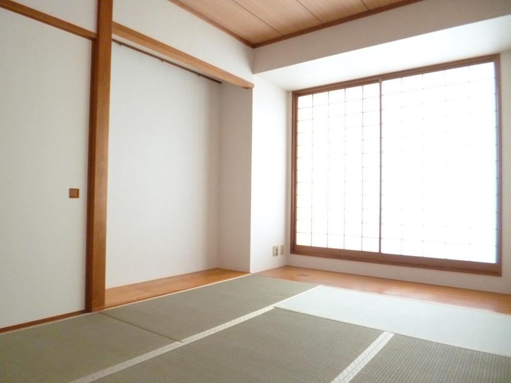 Non-living room. Although six quires of Japanese-style room, I feel it widely because of the plates. There is also storage space such as a closet. (August 2013) Shooting