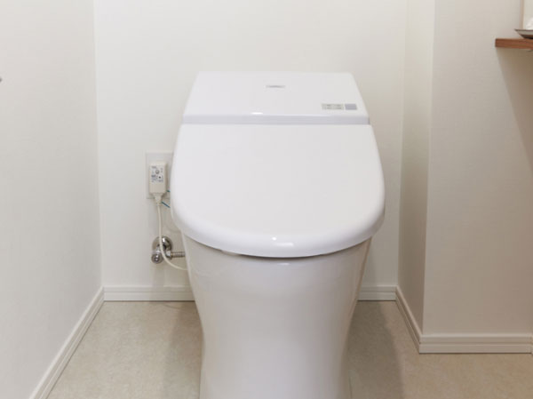 Bathing-wash room.  [Water-saving toilet system] Washlet adopt a beautiful low silhouette type of toilet seat also design with function. Exert sufficient detergency with a small amount of water, It has excellent water-saving properties.