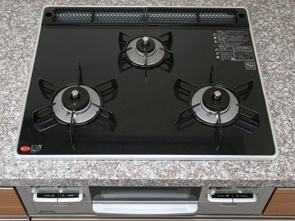 Kitchen.  [Pearl Crystal top stove] Adopting the care is likely to Pearl Crystal top stove. 3-neck on the stove, Extinction equipped with safety equipment and safe, such as double-sided water without grill useful features.