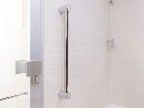 Bathing-wash room.  [Bathtub handrail] By supporting the bathing behavior, It established a handrail that can reduce the risk of falling, etc., We consider the safety bath time.