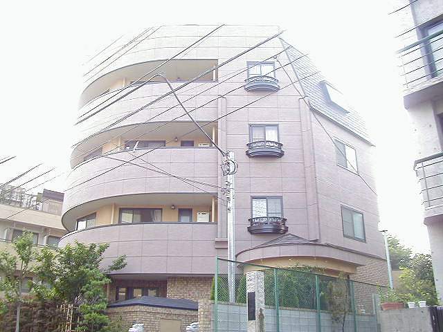 Building appearance. Nishimagome Station 4-minute walk, Mini Super is adjacent.