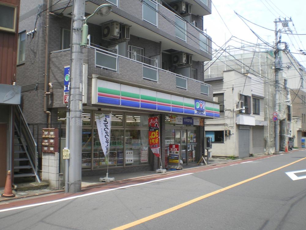 Convenience store. 30m to the Three F
