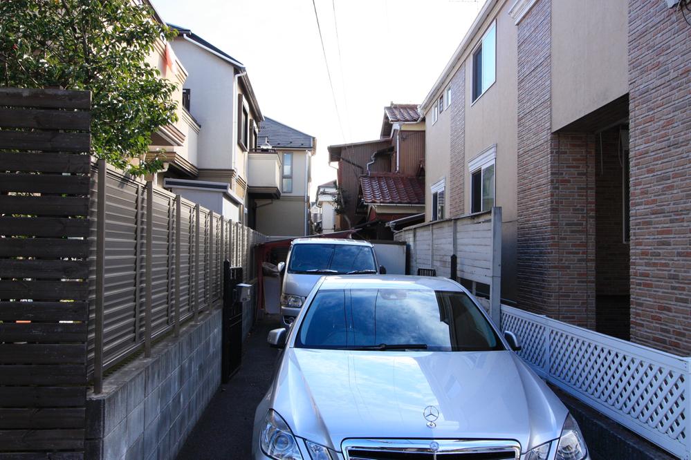 Local land photo. Local (12 May 2012) shooting 3 units in parallel parking possible passage (depending on the model)