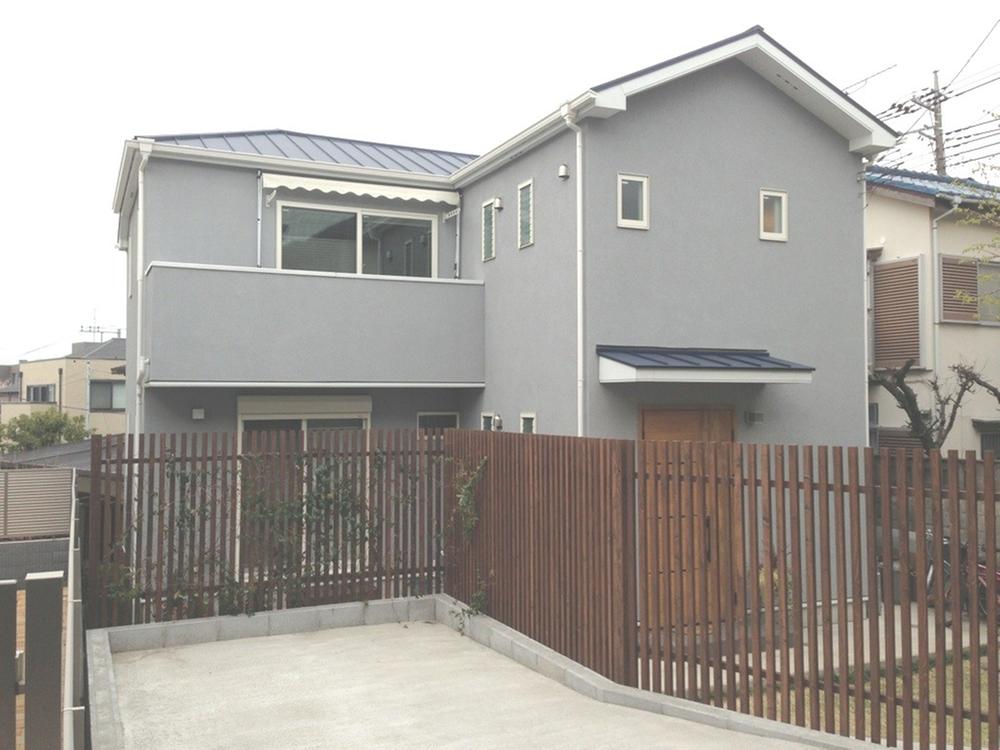 Local appearance photo. Is a two-story house is located on the spacious grounds (March 2013 shooting)