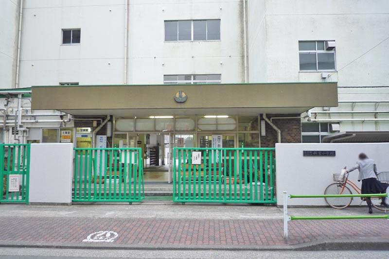 Primary school. Ota 437m to stand Shinjuku Elementary School