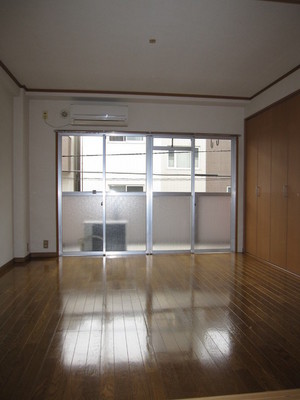 Living and room. Western-style (6 quires) Facing south ・ Sunny ☆ 