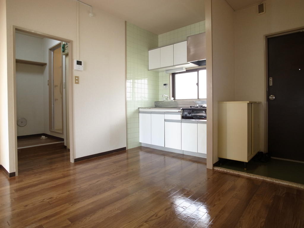 Kitchen. Gas stove is equipped with a propane.