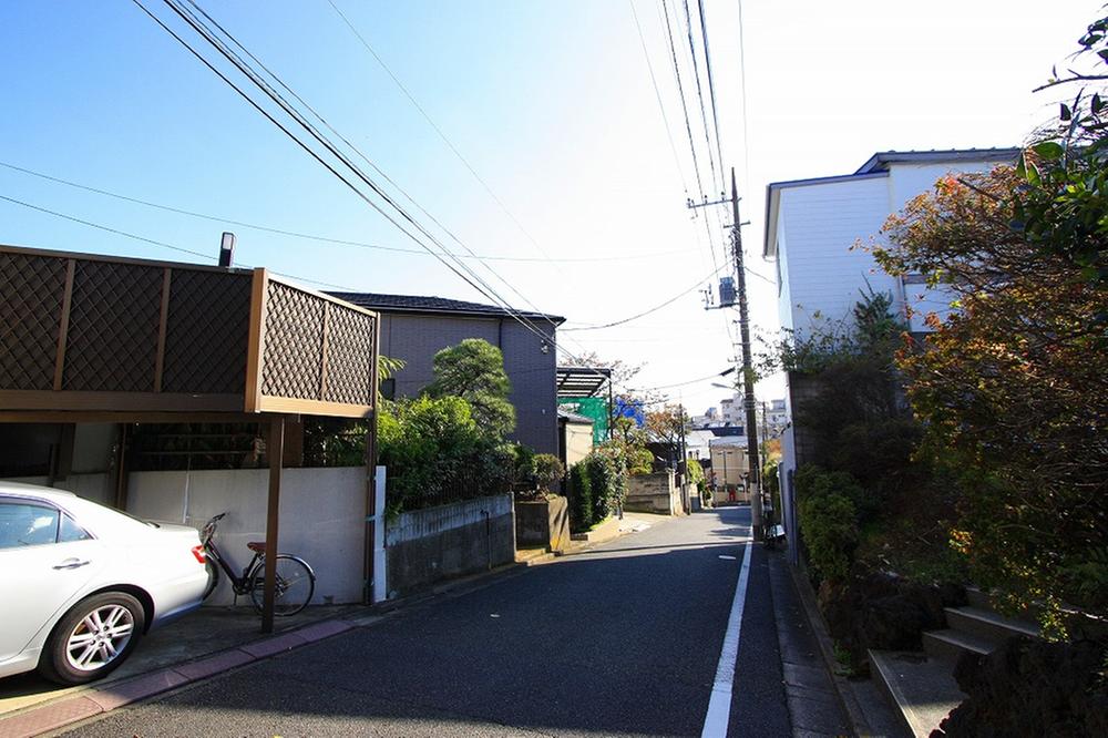 Local photos, including front road. Front road is a public road 5.3 meters, Are few streets of the coming and going of the car. 