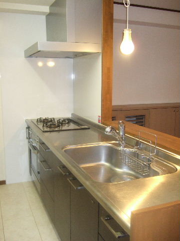 Kitchen. Face-to-face open kitchen to living room overlooking!