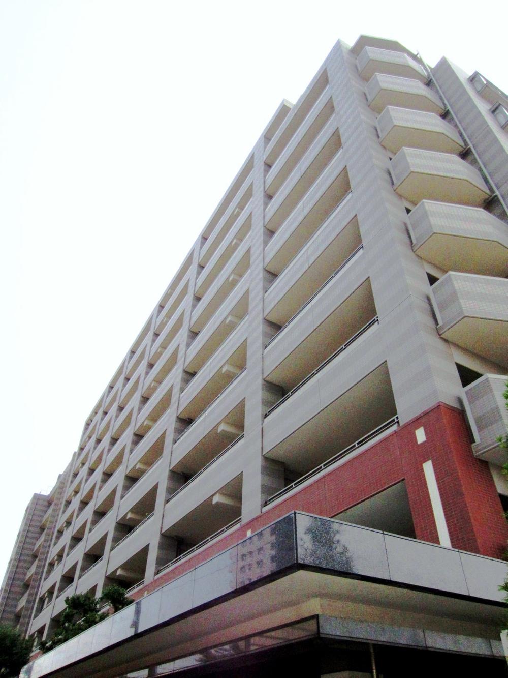 Local appearance photo. Powerful appearance of the large-scale apartment (Total units 128 units) 2013 October shooting
