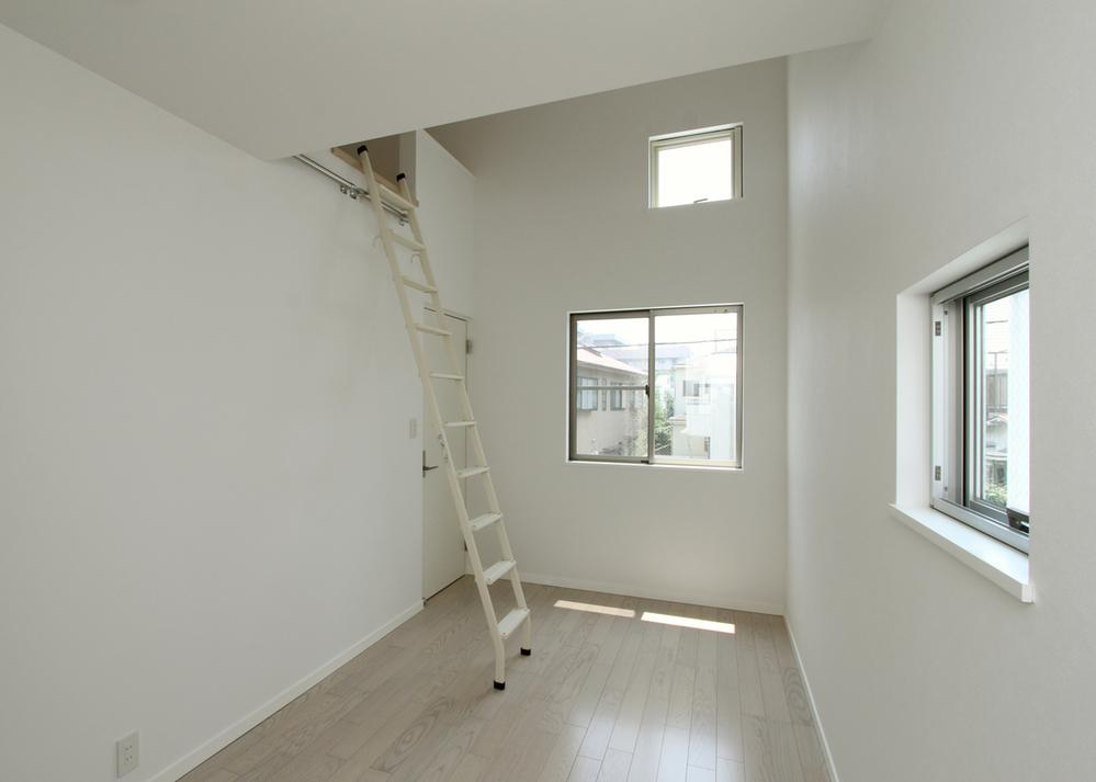 Bathroom. Indoor (July 2013) dwelling unit there is a Western-style shooting with loft Ya, There is a dwelling unit with a high ceiling. There lighting is also sufficient, There is a sense of openness.