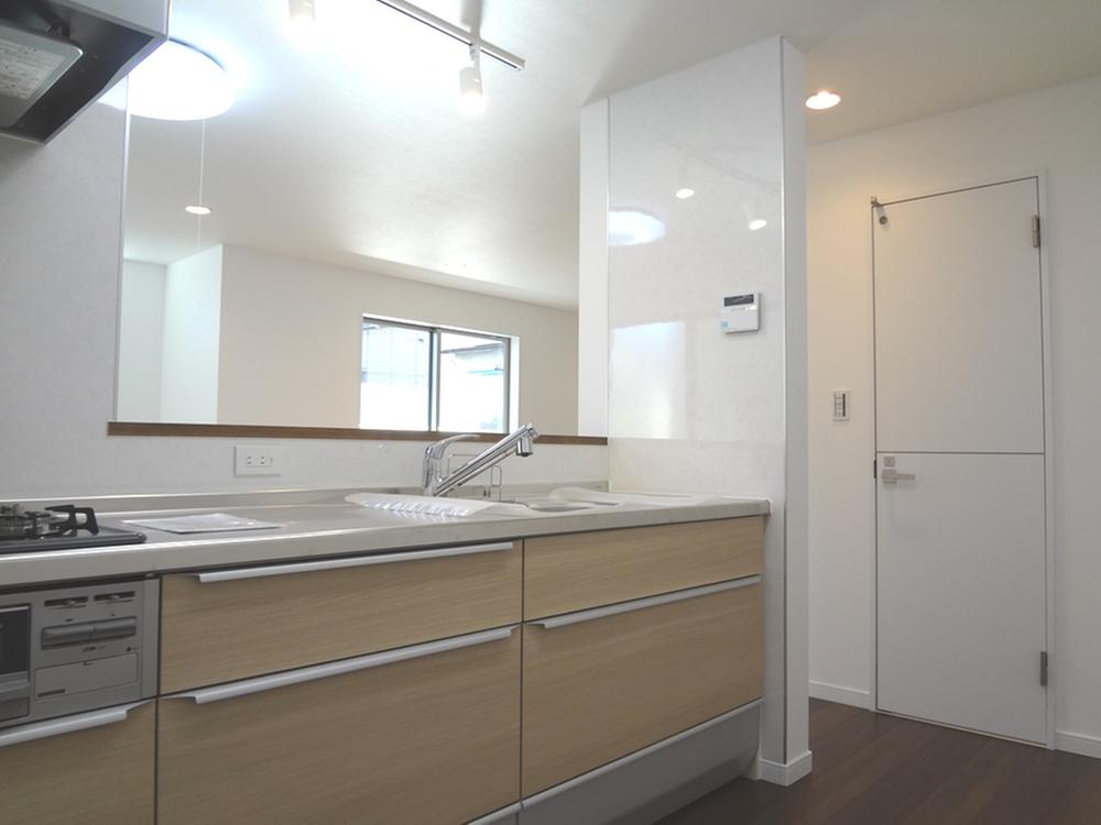 Kitchen. Local (12 May 2013) Shooting ■ "Open kitchen" specification to eliminate the hanging cupboard