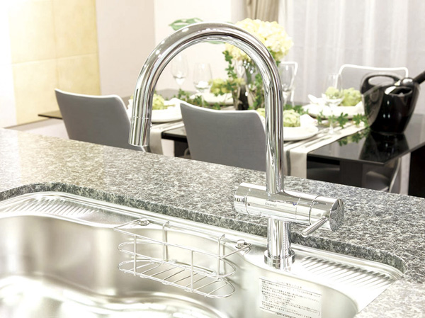 Kitchen.  [Functional and stylish, Grohe manufactured by water purifier integrated shower faucet] water ・ It is possible to switch the hot water easily, Excellent mixing faucet also in design. It has a built-in purifier body to sink under, You can enjoy a clean and delicious water at any time.