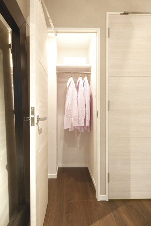 Interior.  [Walk-in closet] Housing the clothing of all seasons, You can clean organize indoor. (A, B, Br, C, D, E, G, K, L, Mr, Nr, Or type)