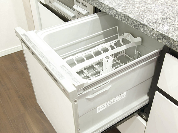 Room and equipment. The kitchen cabinet, Built-in a dishwasher that Araiageru a lot of tableware. Cleaning about 5 servings of dishes (about 40 points) at a time ・ It can be dried, The kitchen work more smoothly things to. (Same as on the left.)