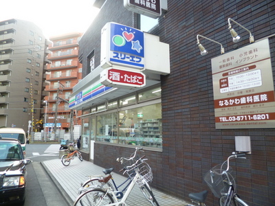 Convenience store. Three F until the (convenience store) 499m