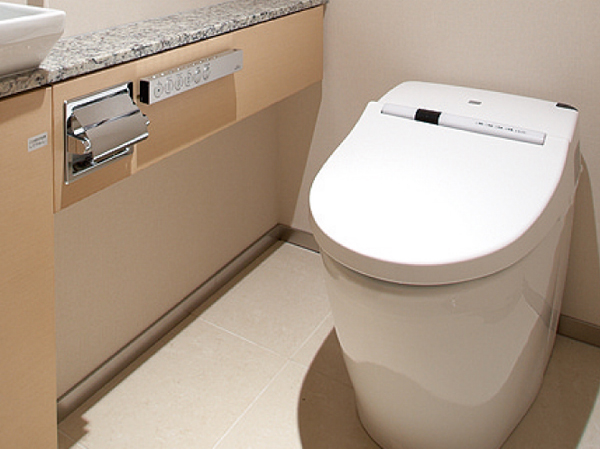 Toilet.  [Tankless toilet] Toilet seat, The auto open and close and warm water toilet seat (with deodorization function) with a heating function that can be used with the remote control, such as useful functions. Toilet bowl, Your easy-care dirt prevention processing toilet. Also wash, Eco that can be firmly in a small amount of water ・ Water-saving specifications.
