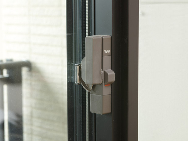 Security.  [Stopper of Crescent lock & sub blocks in the window] Lock the window ・ Adopted locking in Crescent for unlocking. By some chance, Even if the glass is broken, If you do not unlock not moving the Crescent. (Same specifications)