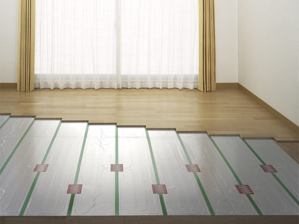 Living.  [Gas hot water floor heating (TES)] Living a healthy floor heating to warm the room from under the floor in the radiant heat ・ Standard equipment on dining. Dust is also heating-friendly to the body that do not wind-up. (Same specifications)