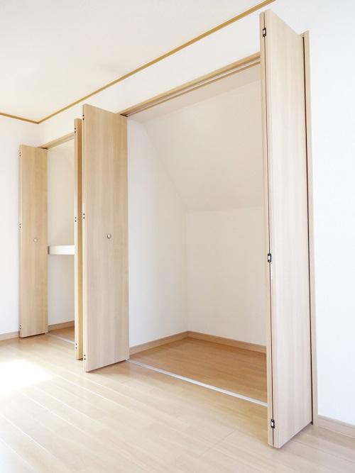 Other.  ※ 1 Building ※  You can store plenty of the whole family of luggage in a large closet If the drawings and the present situation is different we will priority and status. 