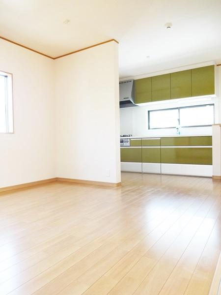 Living.  ※ 1 Building ※  LDK with a sense of relief considering the usability Bright colors of flooring Space premiere relaxation and spacious! Local sale! ! 