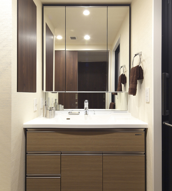 Bathing-wash room.  [Powder Room] Secure a space that can hold small items and cosmetics to the three-sided mirror back. Also it comes with a convenient dryer hook. Also, Clean and Maeru to vanity feet, We have established the health meter dedicated storage space.