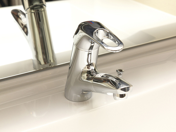 Bathing-wash room.  [Single lever mixing faucet] One hand in the water ・ It is a faucet that can be used to pull the head can adjust the water temperature is.