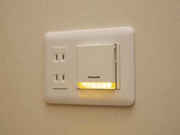 Other.  [LED Home security lighting] Installing the LED home security lighting that automatically turns on after a power outage in the hallway. It can also be used as an emergency flashlight Remove.  ※ There is a limit to the lighting time.