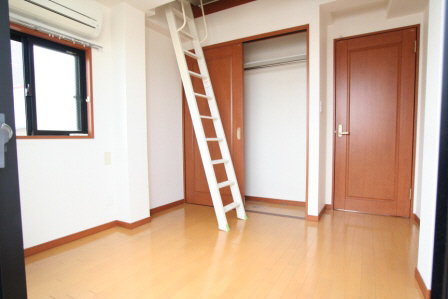 Living and room. Loft storage Yes Two-sided lighting