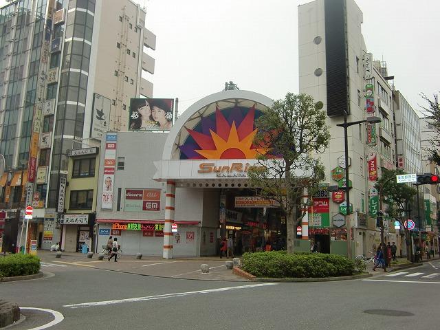 Streets around. It is equipped with 1000m various shops until the Sun Rise shopping street. 