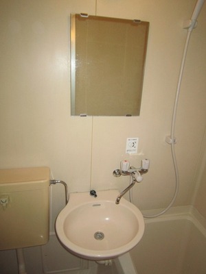 Washroom. 3-point unit washbasin