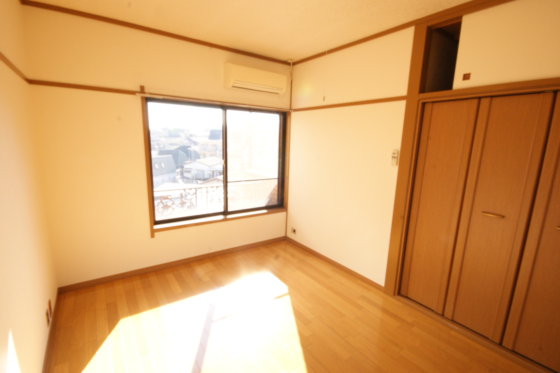 Living and room. Hiroshi 6 (east)