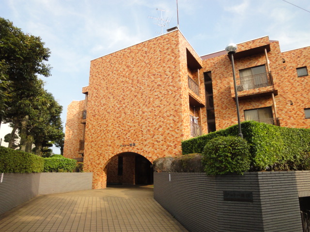 Building appearance. There is a porte-cochere. 