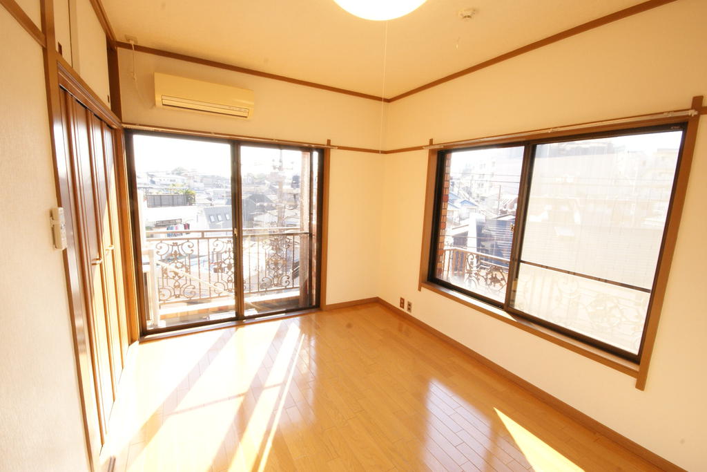 Living and room. Hiroshi 6 (west)