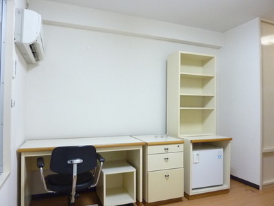 Living and room. With furniture (desk ・ chair ・ Bed ・ Mini fridge ・ curtain) Removal also phase