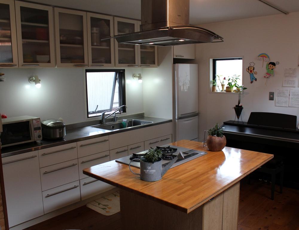 Kitchen. Island kitchen that can be used for multi-purpose (October 2013 shooting