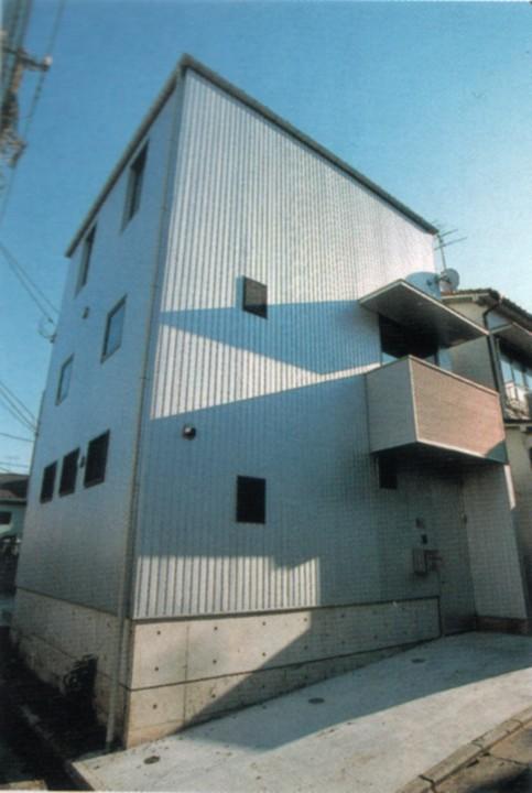 Local appearance photo. Appearance covered with Garibariumu hard plate gives the impression that was closed to the outside even in dense areas. Photo, Thing at the time of new construction (July 2002).