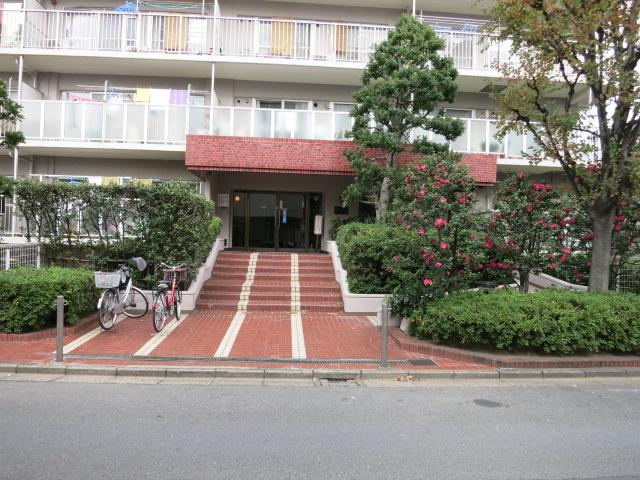 Entrance. Common areas