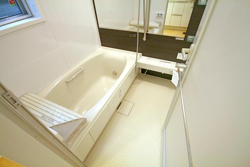 Bathroom. It is clear a certain size can relax comfortably (C Building) indoor (10 May 2013) Shooting