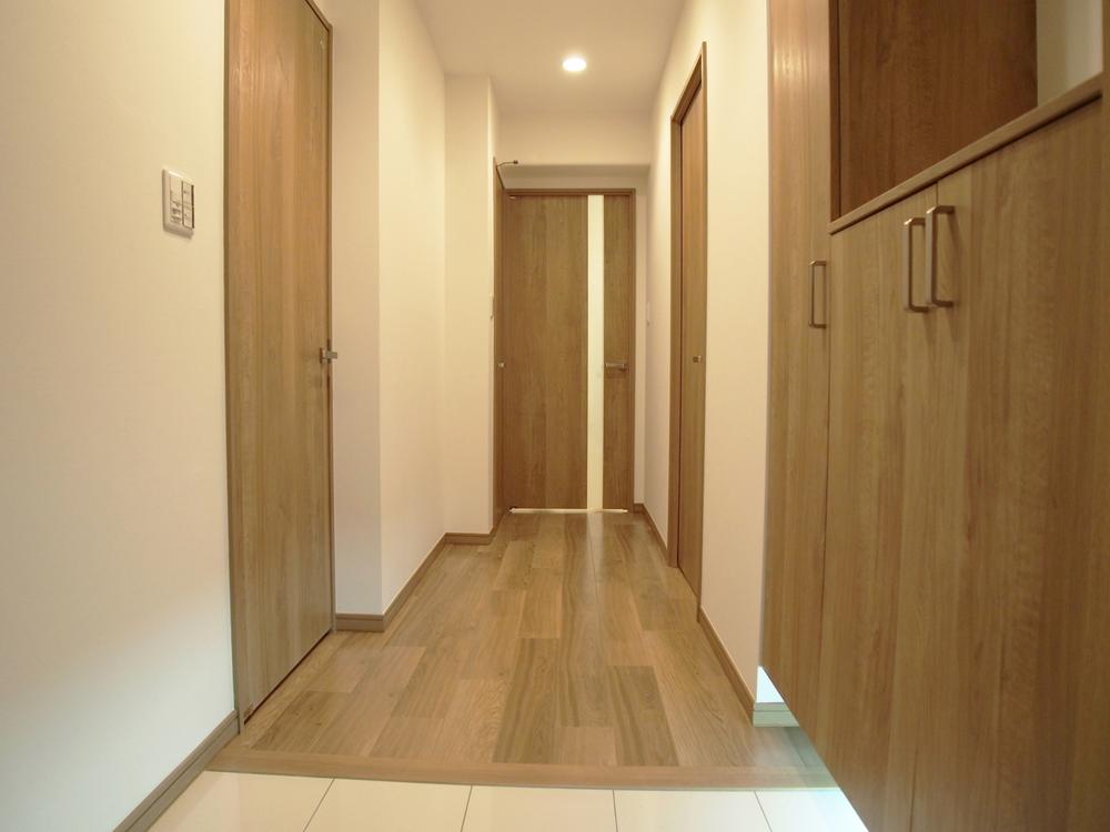 Entrance. Entrance floor is marble tiled. Flooring and joinery, etc. unified refreshing woodgrain, Indirect lighting was also placed.