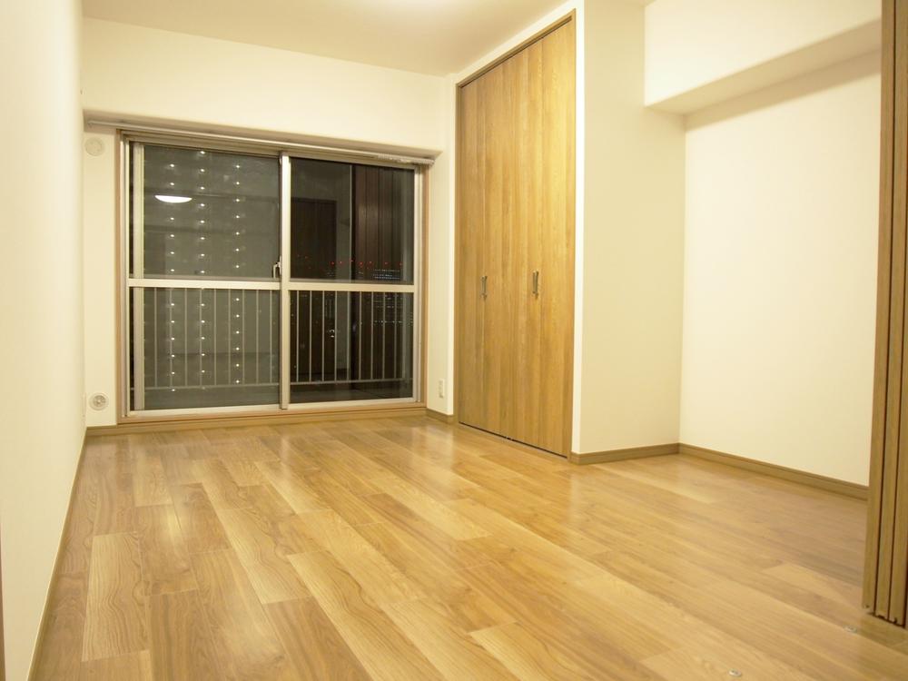 Non-living room. It is also a good view from any room. Use the tall storage door, The room has been so is felt more widely.